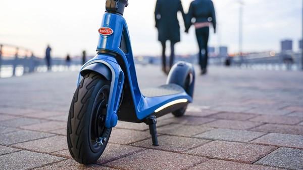Bugatti ilk elektrikli aracını tanıttı: Otomobil değil scooter