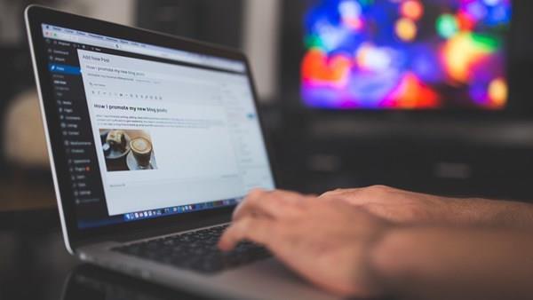 Öğrenciler ve basit ofis işleri için dizüstü bilgisayar tavsiyeleri