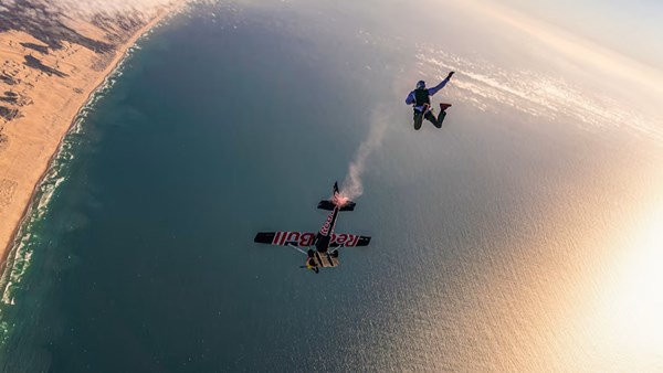 Red Bull gösterisinde, iki pilot havada uçaklarını değiştirecek