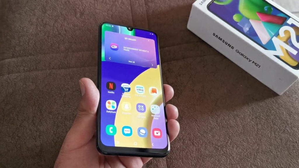 Samsung durmuyor: Bir modele daha Android 12 geldi