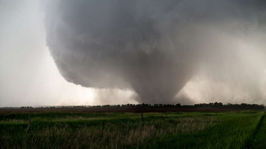 Bir kasırganın koca bir kasabayı nasıl yok ettiğini gösteren inanılmaz görüntüler yayınlandı