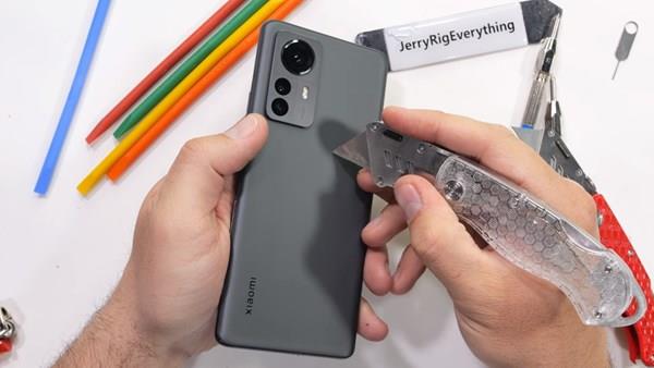 Xiaomi 12 Pro’nun dayanıklılık videosu paylaşıldı: Bükülme testlerinde korkuttu