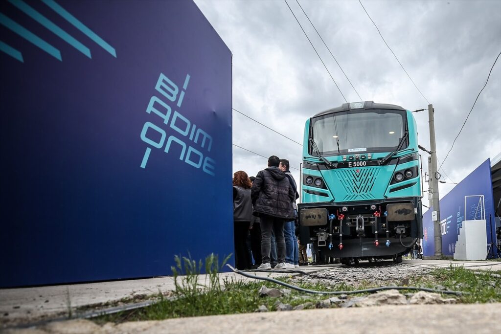 Türkiye’nin ilk elektrikli anahat lokomotifi raya indi